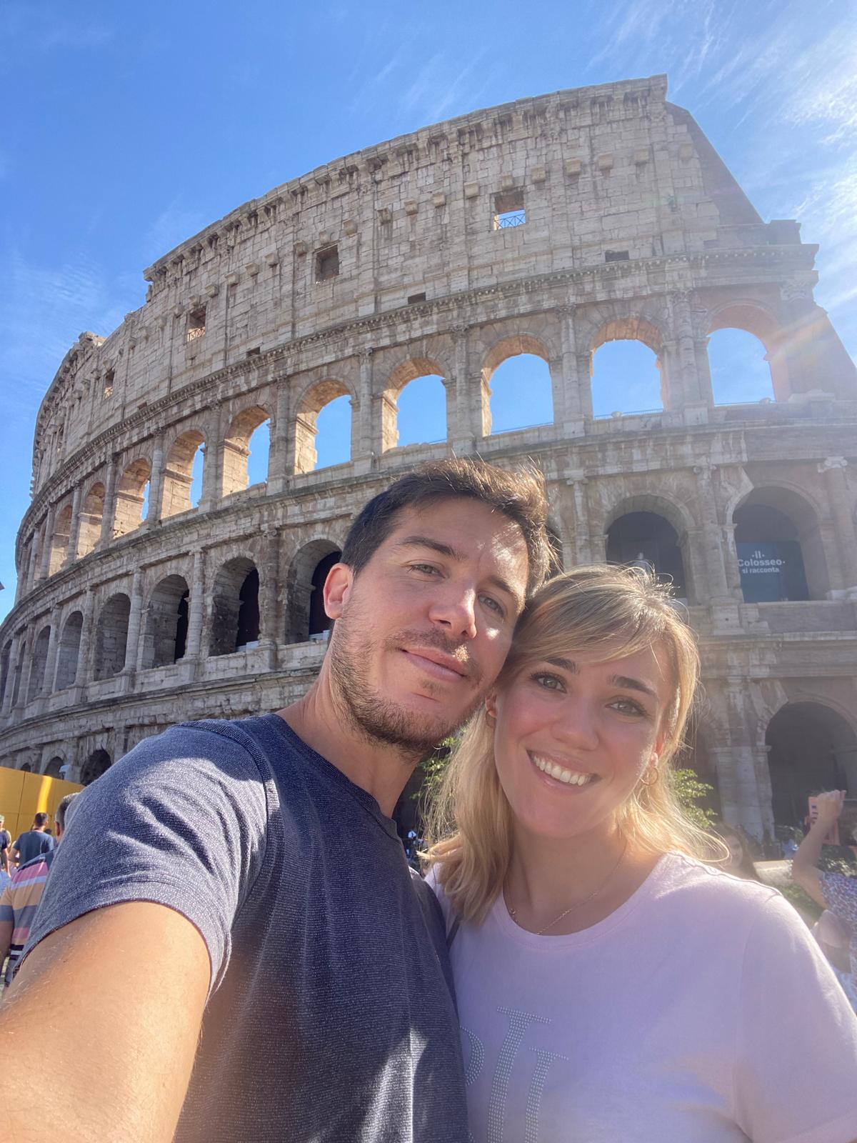 Alba y Xavi, creadores de SellerProject, en una foto personal frente al Coliseo en Roma